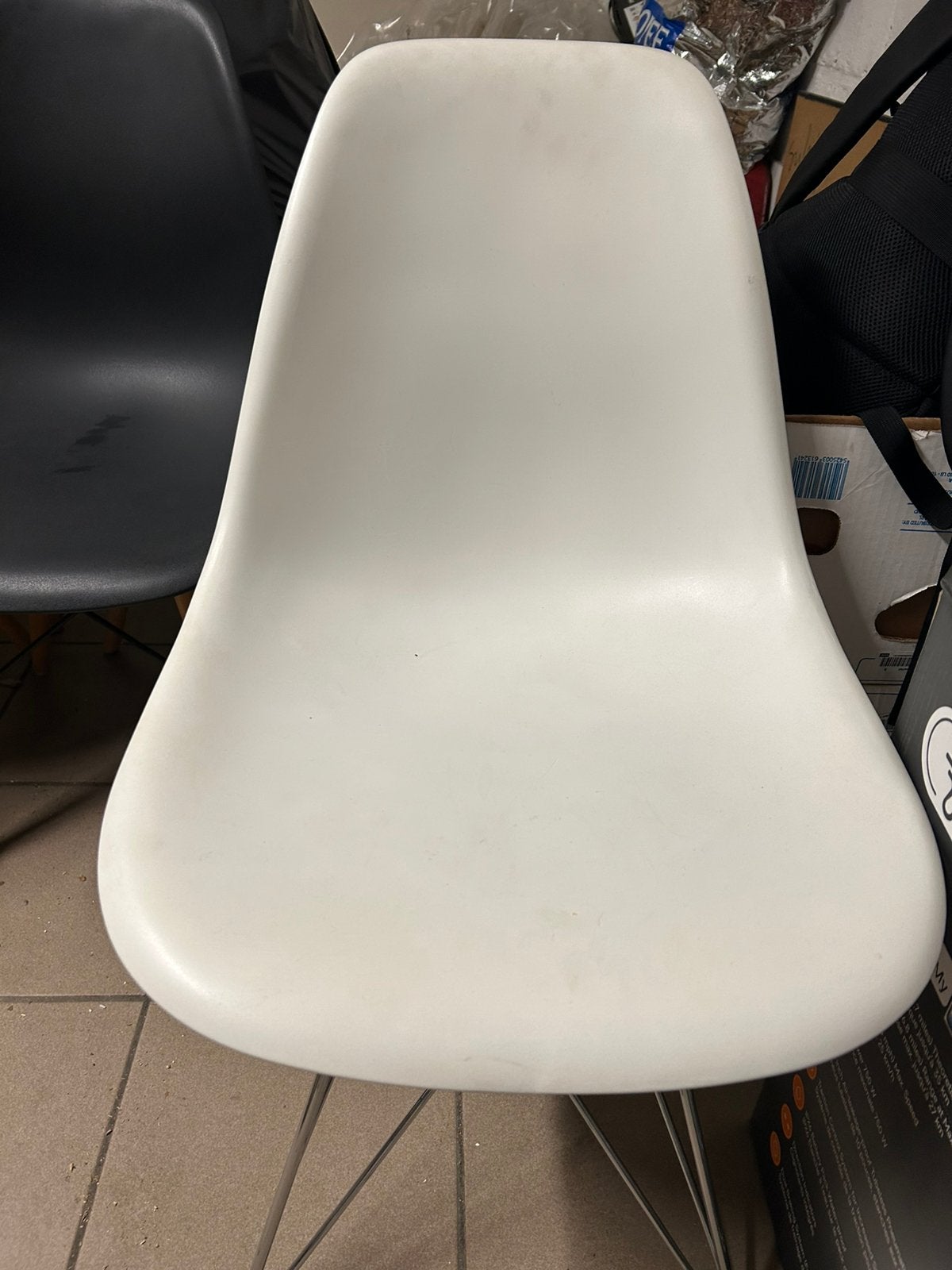 1 witte stoel met ijzeren onderstel, Maison & Meubles, Chaises, Synthétique, Enlèvement, Utilisé, Blanc
