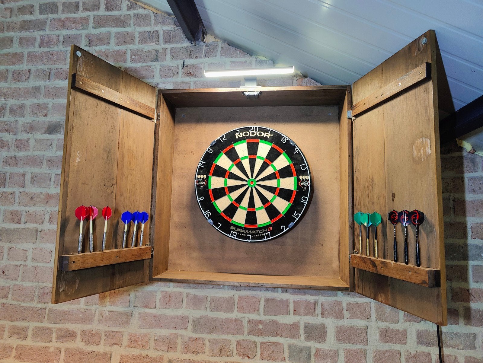 Compleet Nodor dartbord in luxe houten kast + verlichting!, Sport en Fitness, Ophalen, Zo goed als nieuw, Dartbord