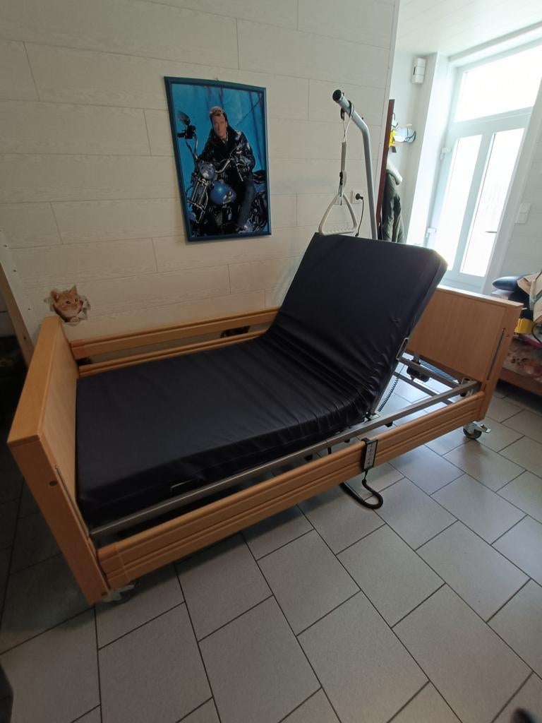 Lit médical médicalisé comme à l'hôpital état nikel, Divers, Matériel Infirmier, Enlèvement