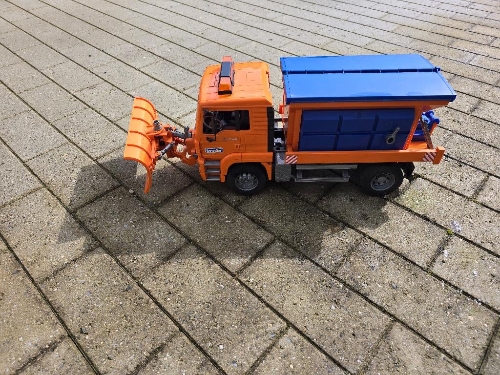 Speelgoed tractors ,zoutstrooier merk bruder, Ophalen, Gebruikt