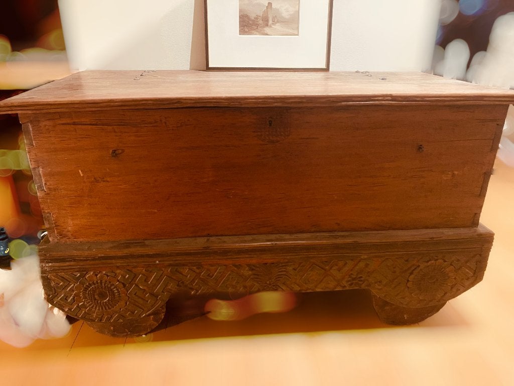 Boîte en bois ancienne avec décoration sculptée à la main, Enlèvement