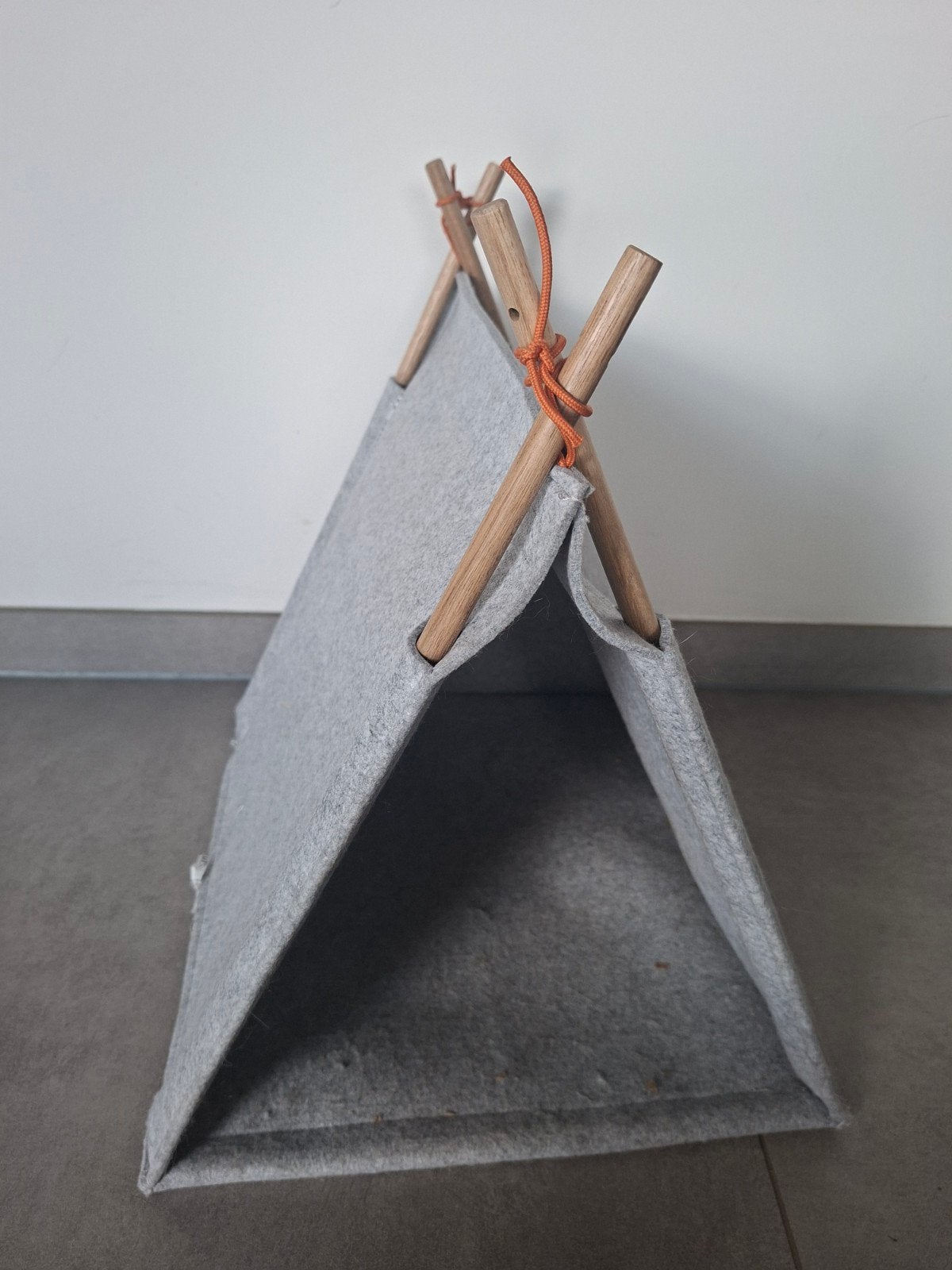Couchage en forme de pyramide pour chats, Animaux & Accessoires, Paniers pour chats, Enlèvement, Neuf, Feutre