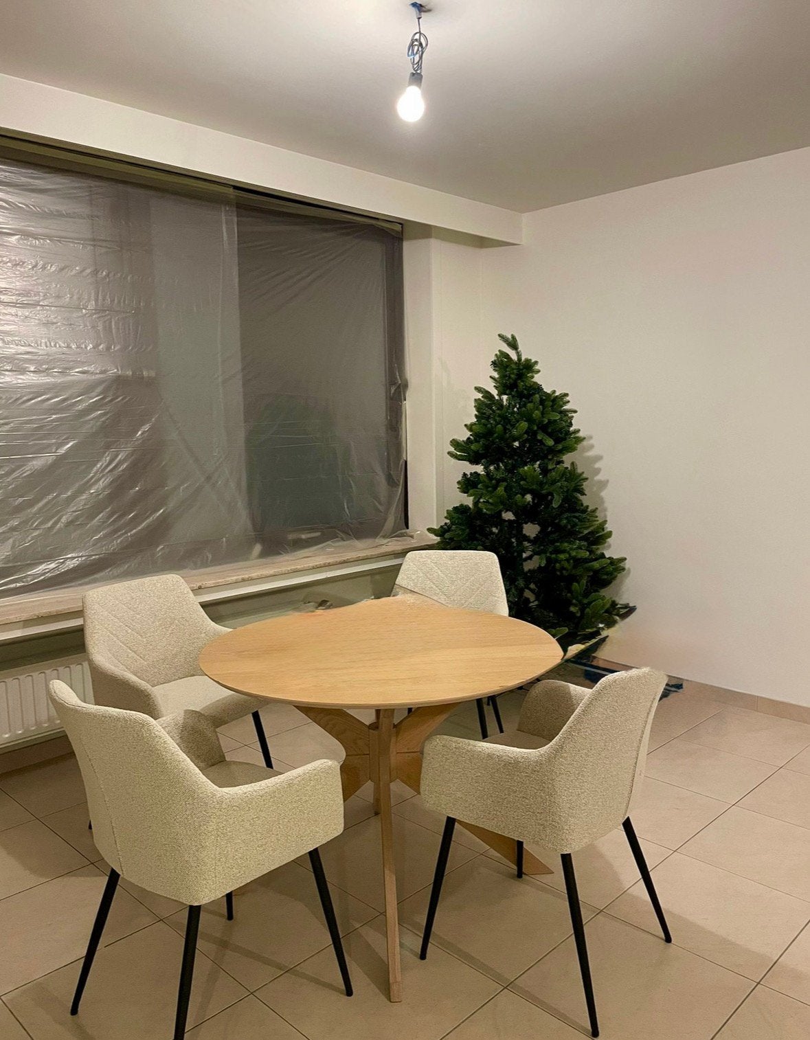 Ronde, houten tafel met 4 stoelen, Huis en Inrichting, Ophalen, Zo goed als nieuw, 4 tot 6 stoelen, Mordern