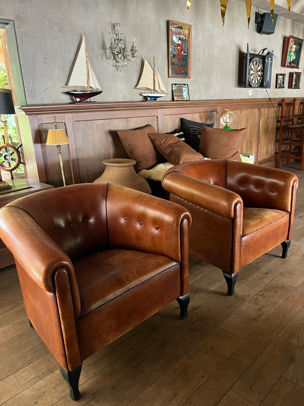 Club chairs cognac/ tan fauteuils chesterfield, Ophalen, Zo goed als nieuw, Leer