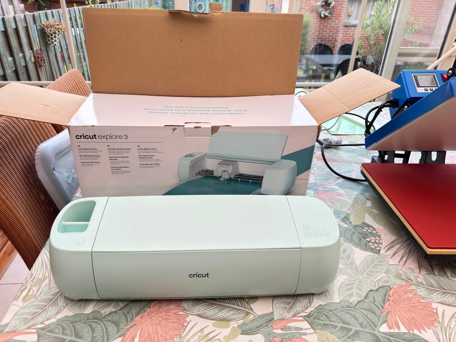 Cricut Explore 3 avec presse à chaleur, régulateur de puissa, Hobby & Loisirs créatifs, Comme neuf, Enlèvement, Machine, Cricut