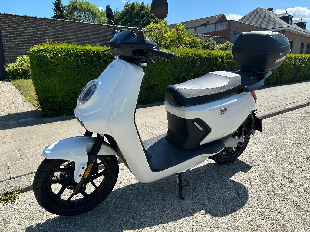 NIU scooter, Vélos & Vélomoteurs, Vélomoteurs & Scooters bridés, Autres marques, Comme neuf, Enlèvement, Électrique