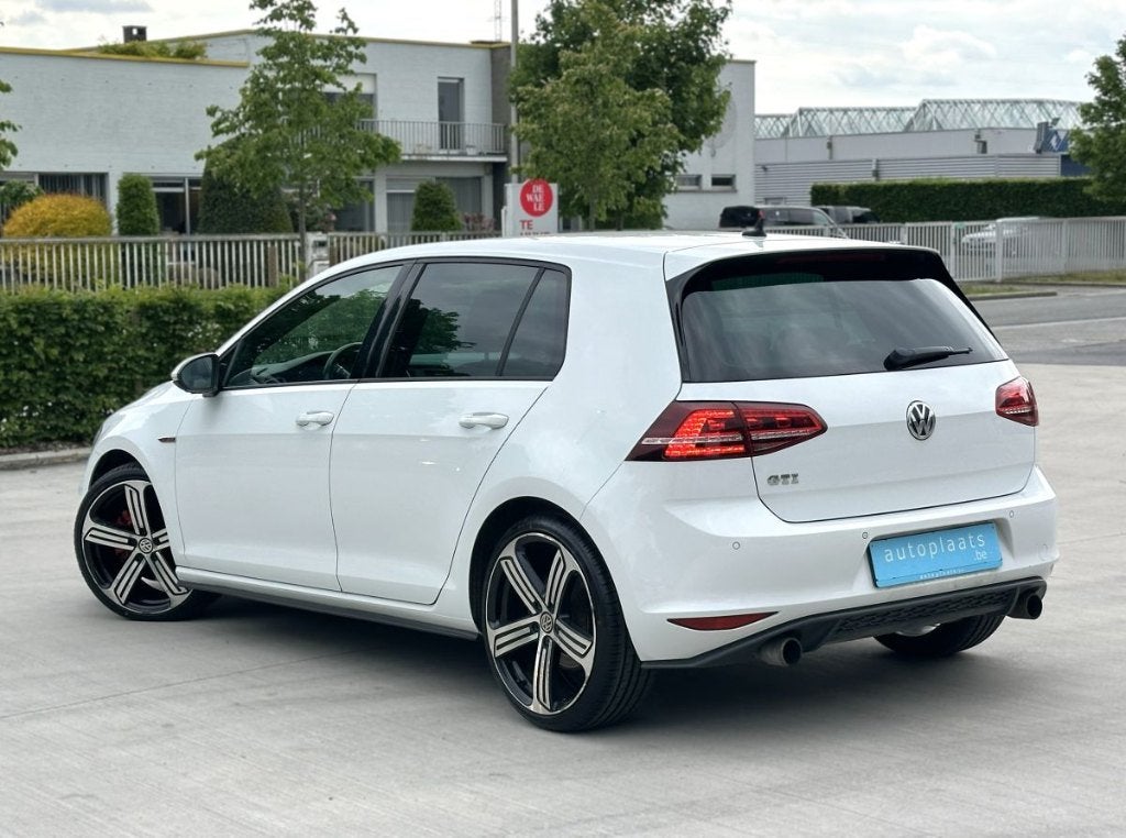 Volkswagen Golf 2.0 GTI 2014 220pk GPS Adaptive Cruise, Auto's, Dealer onderhouden, 1984 cc, Wit, Leder