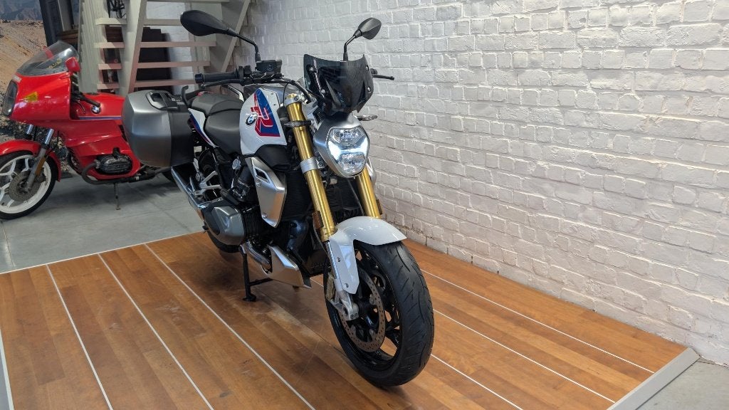 Bmw r1250r, hp kleur, koffers, 04/2022. 5500 km., Motos, Permis Moto A, Entreprise, Plus de 35 kW, 1250 cm³