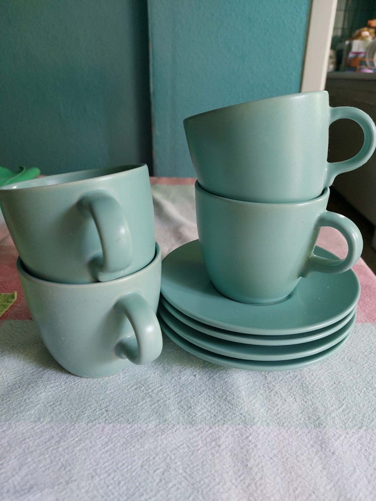 Lot 4 tasses + 4 sous-tasses + présentoir en bois, Enlèvement