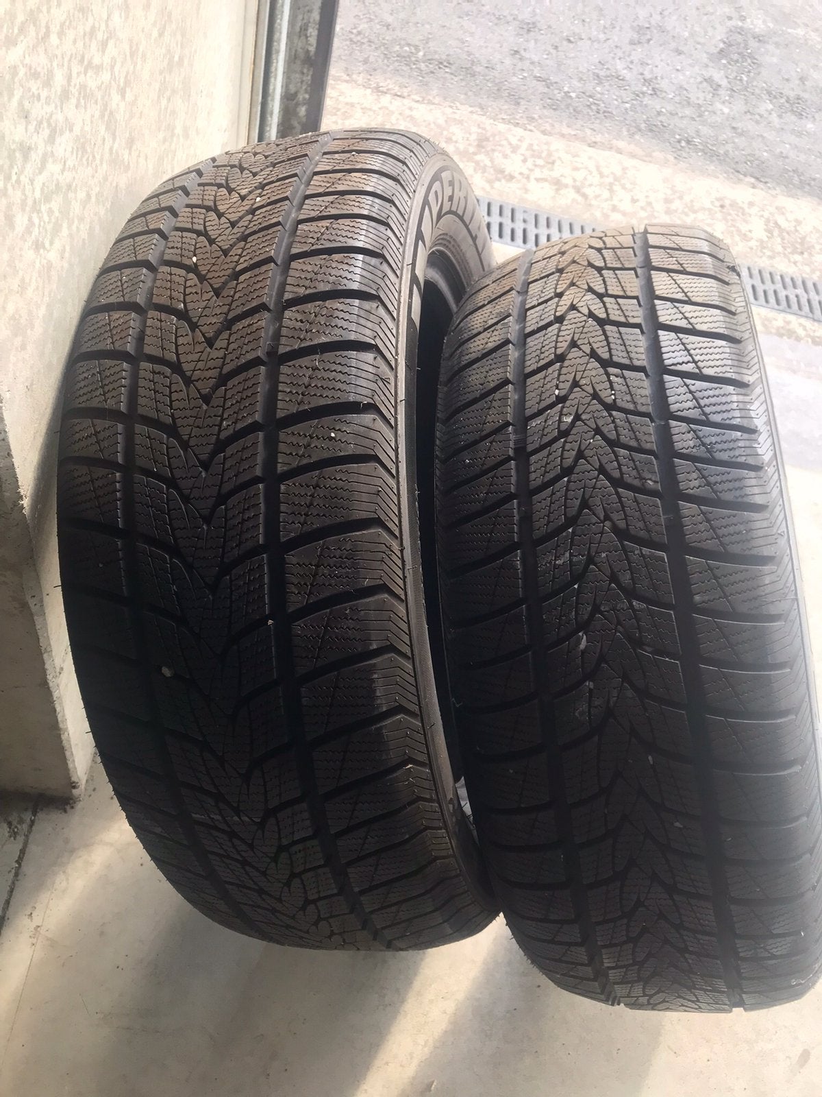 A vendre 2 pneus hiver Impérial. 205/55/r16  91H, Autos : Pièces & Accessoires, Pneus & Jantes, Pneus hiver, Pneu(s)
