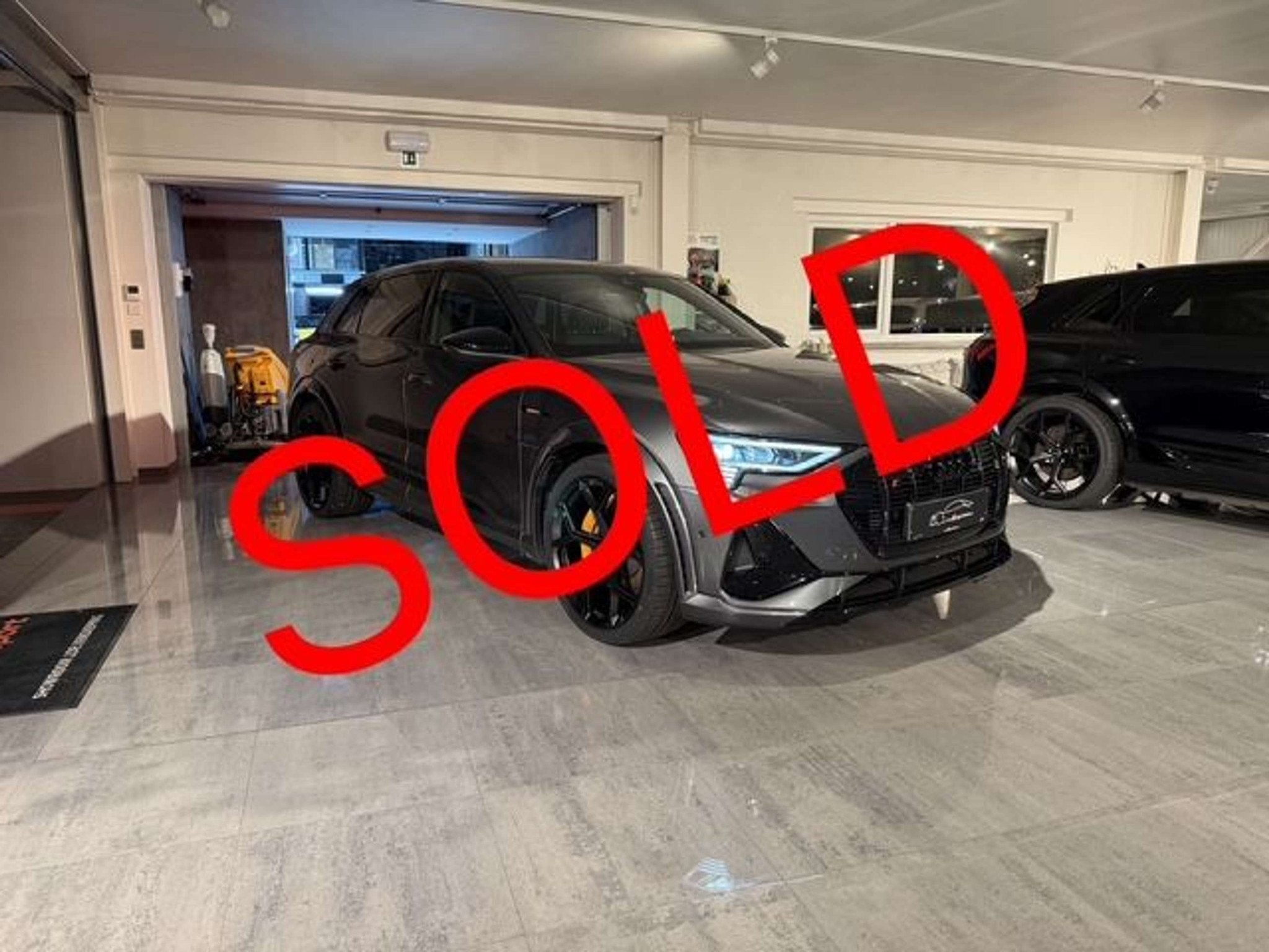 Audi SQ8 e-tron SOLD BIJ GARAGE VRIENS YVES BV!, Autos, Argent ou Gris, Achat, Phares entièrement LED, Alcantara