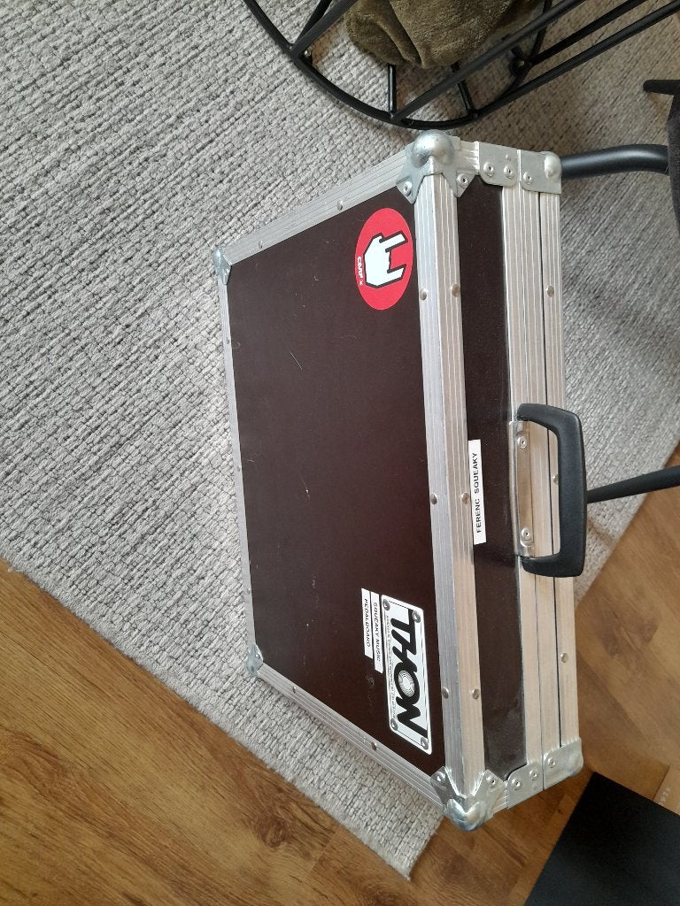 boss GT1000 + flight case, Enlèvement, Utilisé