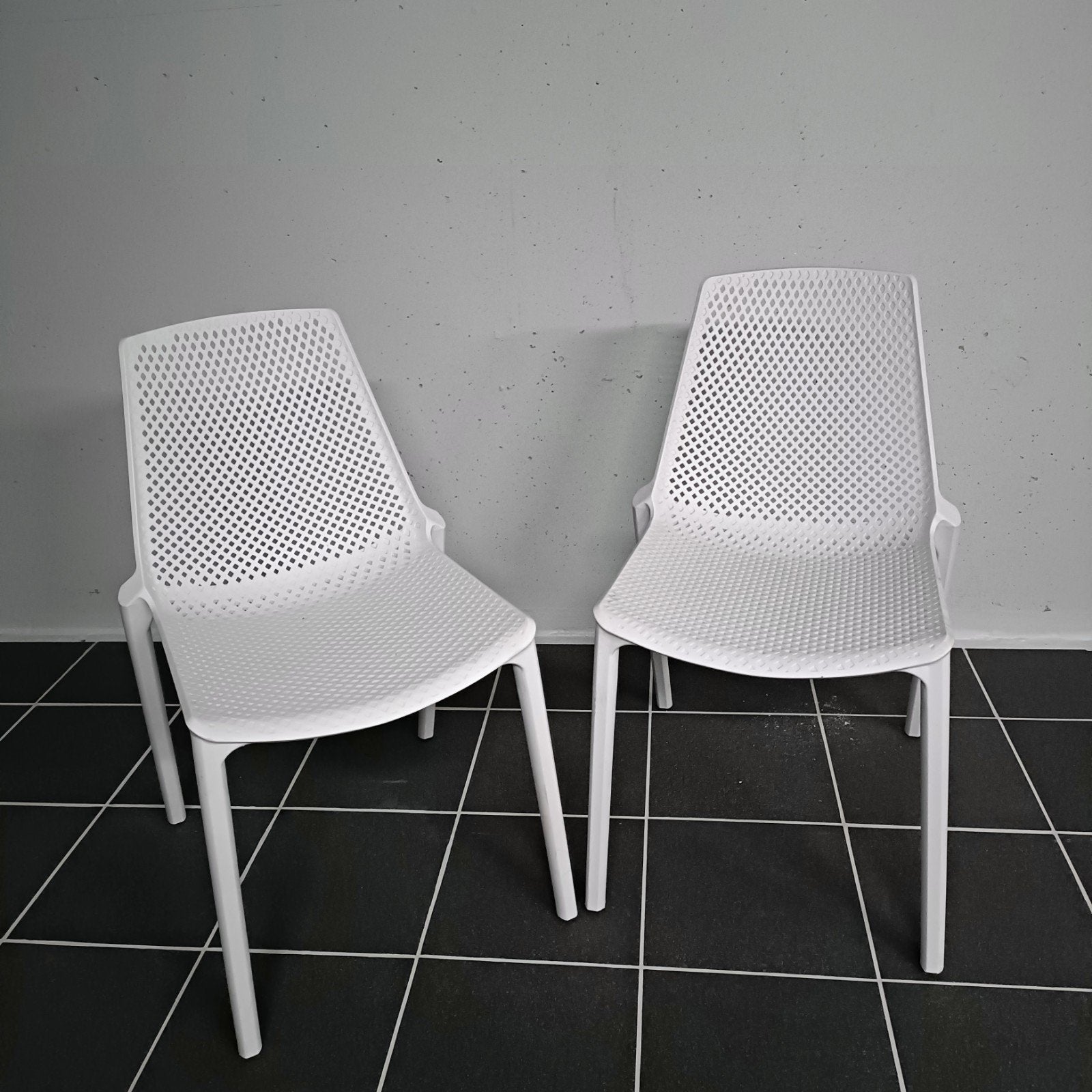 Twee witte tuinstoelen. 25€ voor de twee., Jardin & Terrasse, Chaises de jardin, Enlèvement, Empilable