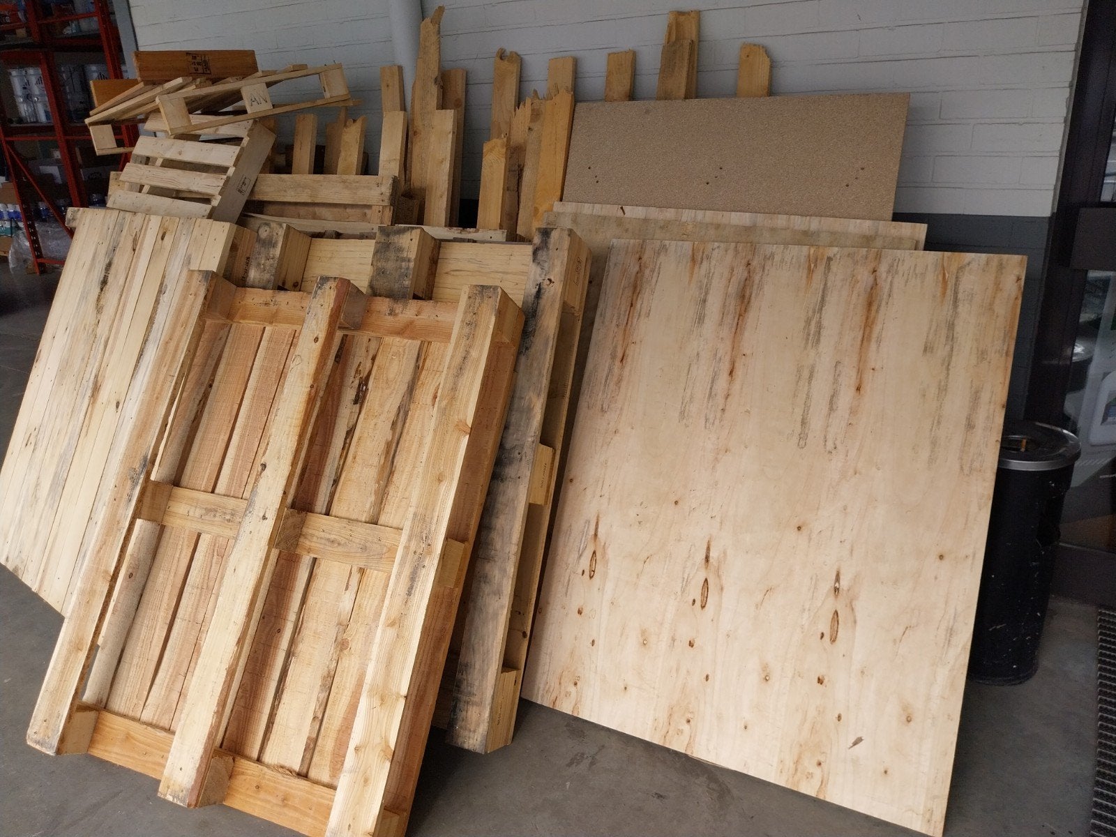 hout en pallets om weg te geven Schaarbeek, Doe-het-zelf en Bouw, Ophalen