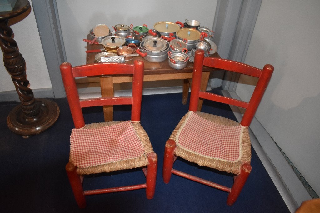 ustensiles de cuisine, table et chaises pour enfants, Enfants & Bébés, Jouets | Jouer aux cuisines, Comme neuf, Accessoires de cuisine de jeu