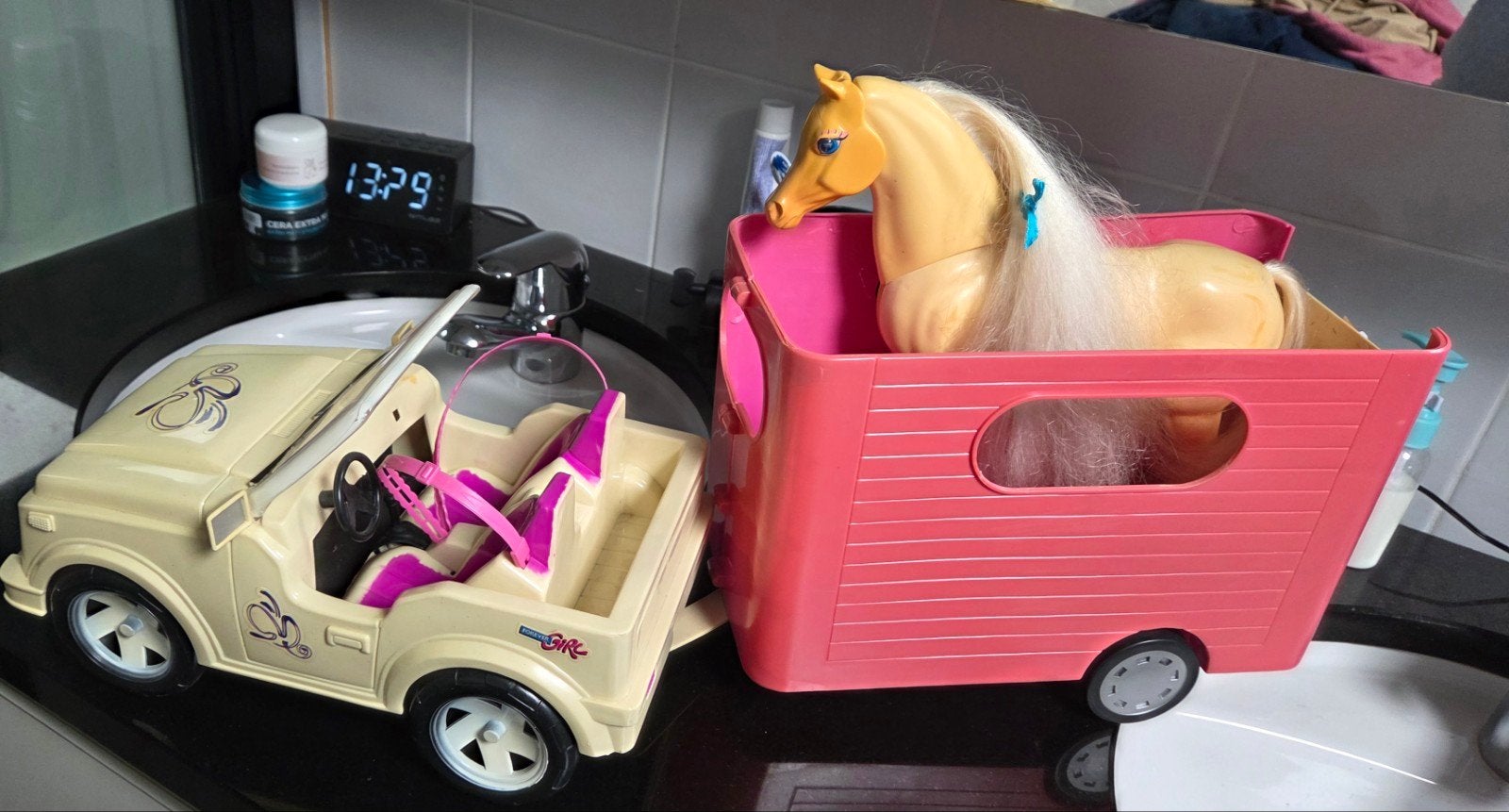 Barbie auto met paardentrailer en paard, Enlèvement