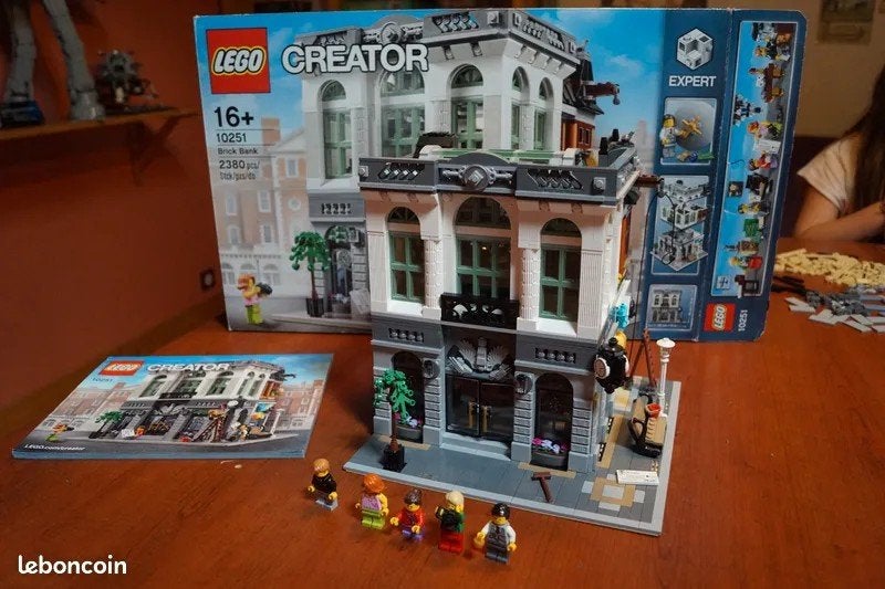 Lego 10251 Brick bank
Met doos , boekjes en spareparts.
Set, Kinderen en Baby's, Speelgoed | Duplo en Lego, Ophalen of Verzenden
