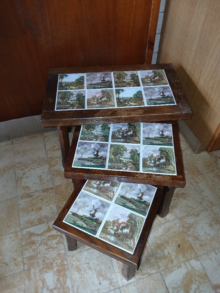 Petites tables gigognes à carreaux, Enlèvement