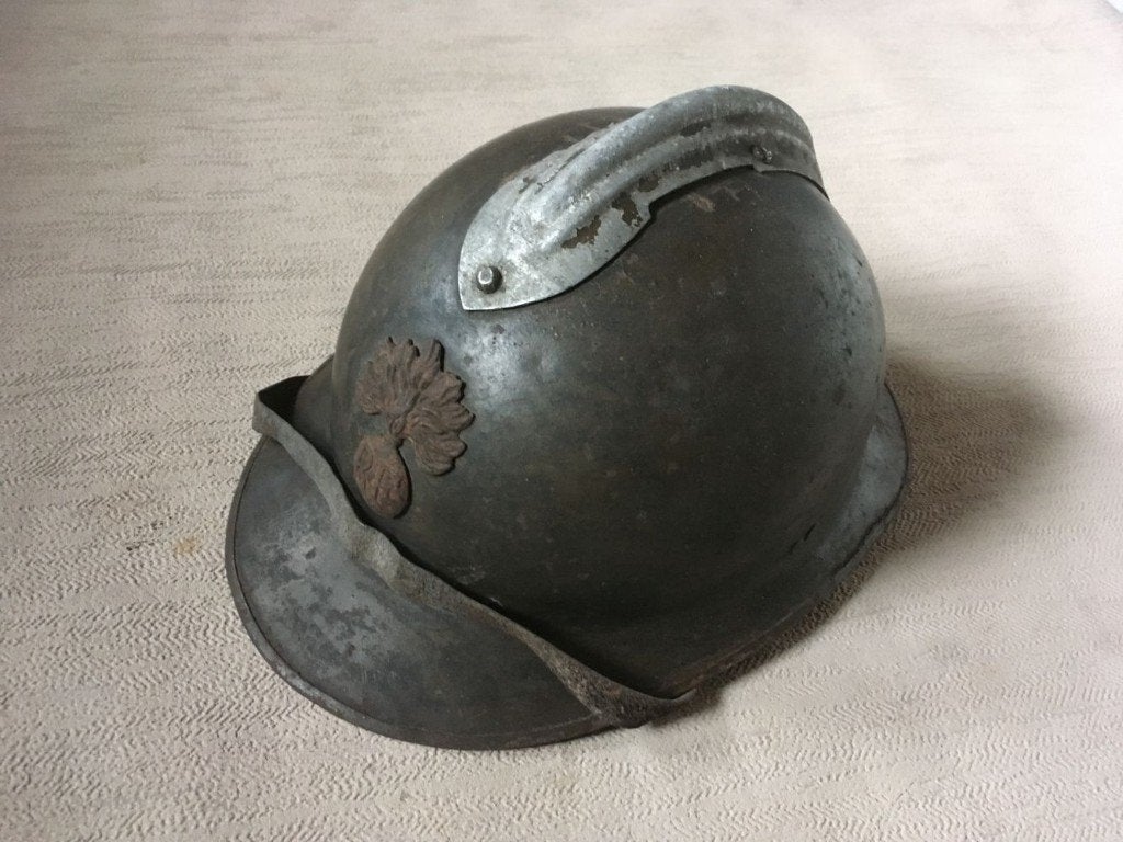 wo2 - Franse helm model Adrian met embleem en kinriem, Collections, Enlèvement ou Envoi, Armée de terre, Casque ou Béret