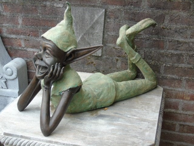 lutin ou troll en bronze patinée coucher ., Enlèvement ou Envoi, Neuf