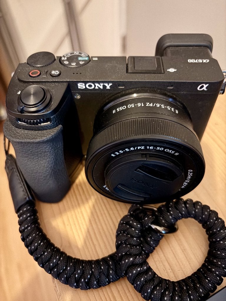 Sony a6700 + obj sony 16-50 II + grip +sd ETAT NEUF, Ophalen, Zo goed als nieuw, Sony