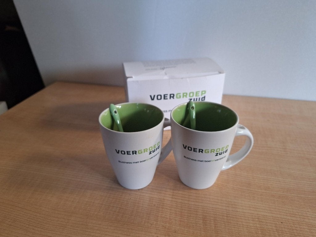 2 mokken met lepeltjes voergroep zuid, Ophalen of Verzenden, Nieuw, Kop(pen) en/of Schotel(s)
