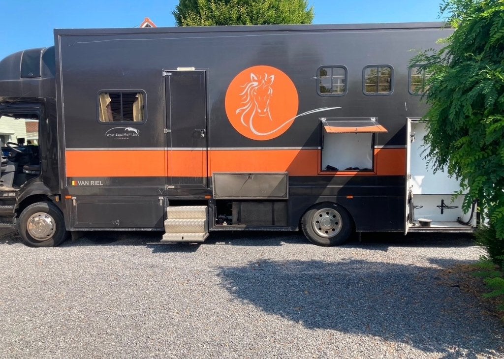 Paardenvrachtwagen/mobilhome 4 paarden + 4 slaapplaatsen, Dieren en Toebehoren, Paarden en Pony's | Trailers en Aanhangwagens