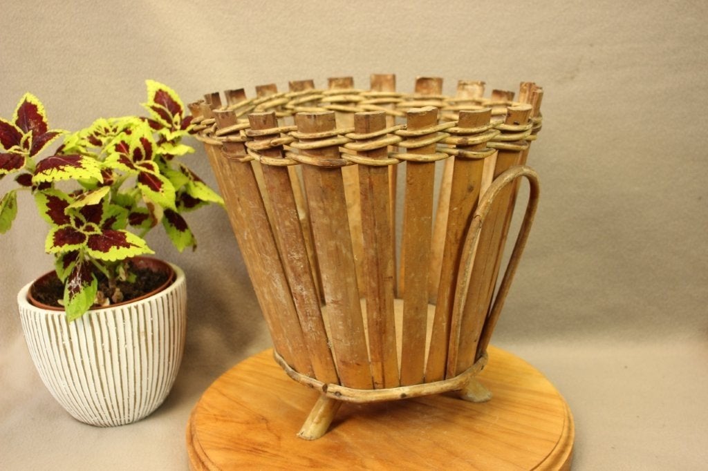 Vintage bamboe bloempot op pootjes, Tuin en Terras, Ophalen of Verzenden, Gebruikt, Overige materialen
