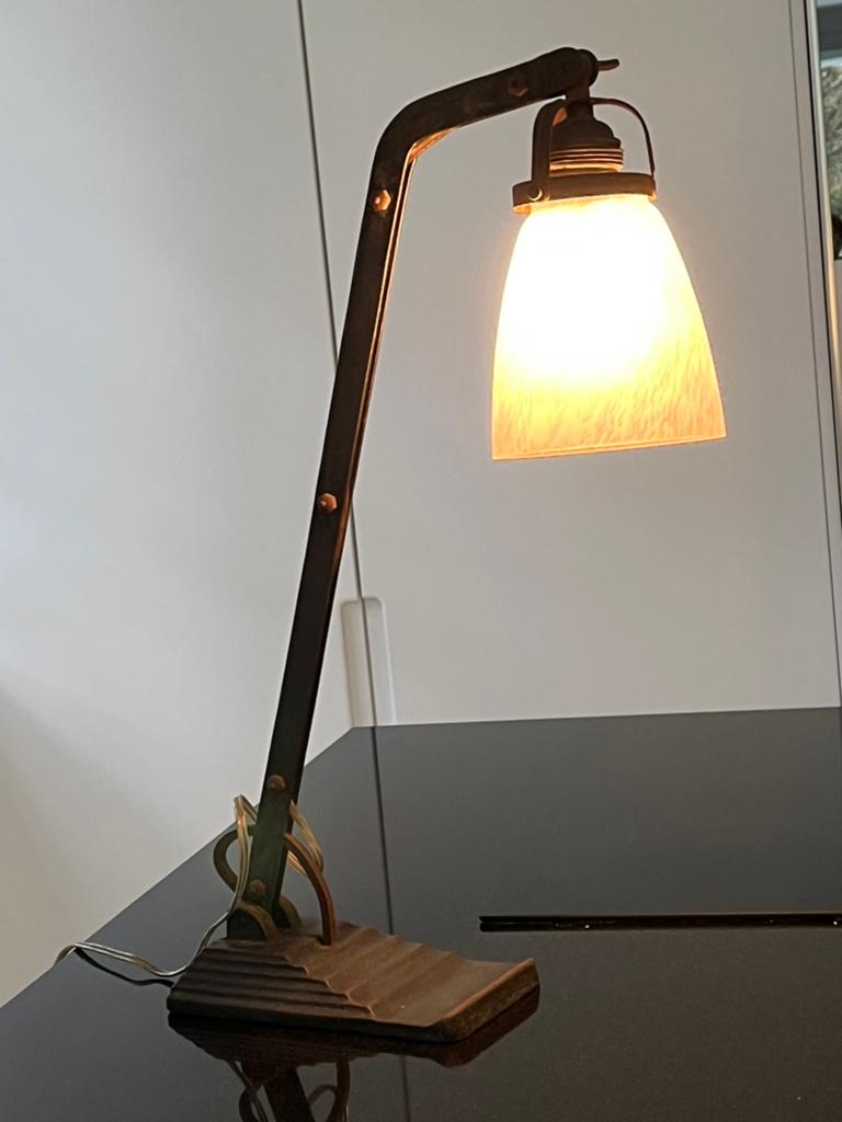 antiek c1925/30 bureaulamp smeedijzer glaspasta logo-gesign, Antiek en Kunst, Ophalen
