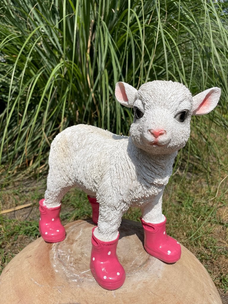 Lammetje laarsjes Fuchsia, babykamer, kado 30cm, Ophalen of Verzenden, Nieuw, Kunststof, Dierenbeeld