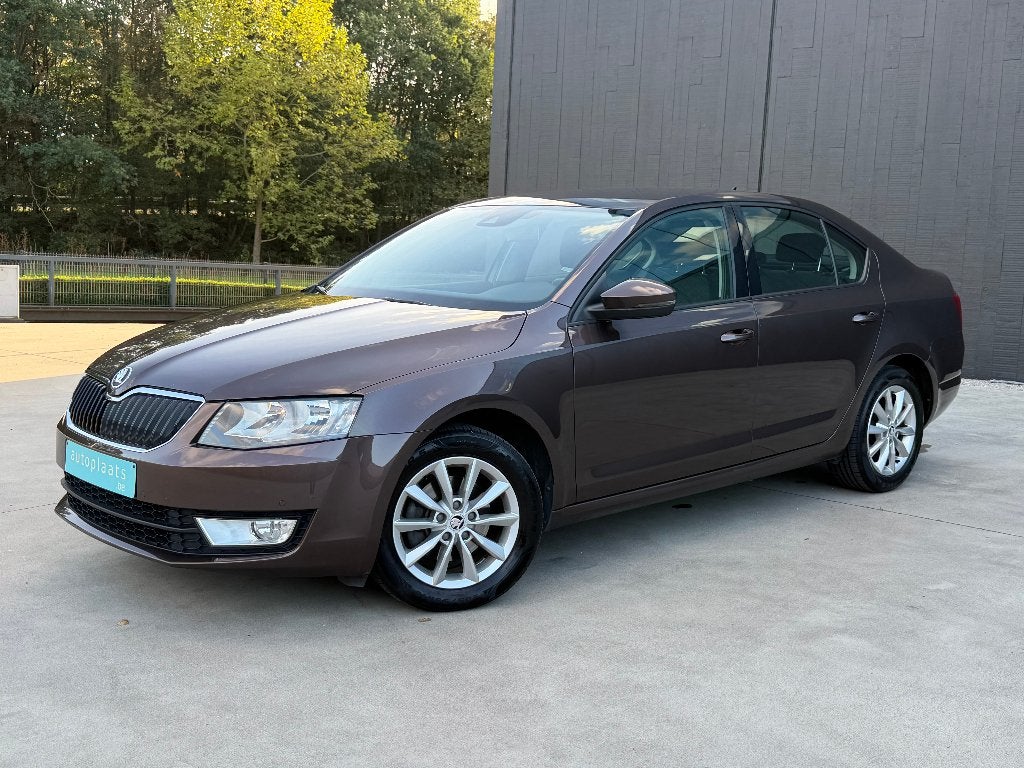 Skoda Octavia TSI 2014 Zetelverwarming Parkeersensoren Navi, Autos, 1197 cm³, Euro 5, Achat, Entreprise