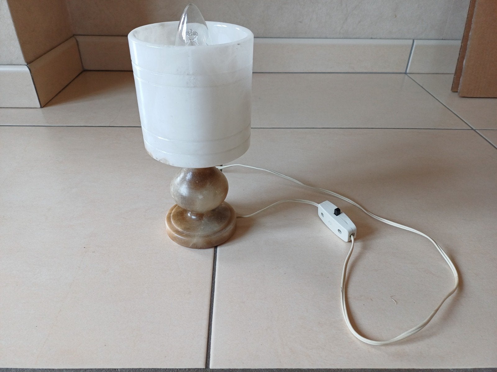 Lampe en albâtre., Enlèvement
