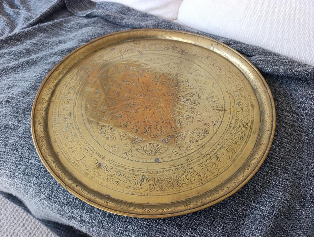 Ancien plateau à thé tunisien en laiton gravé – 48 cm