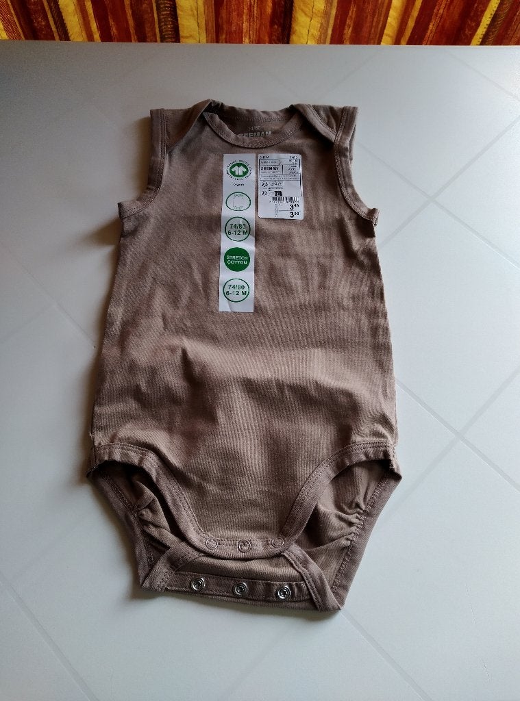 body sans manches marron, Enlèvement