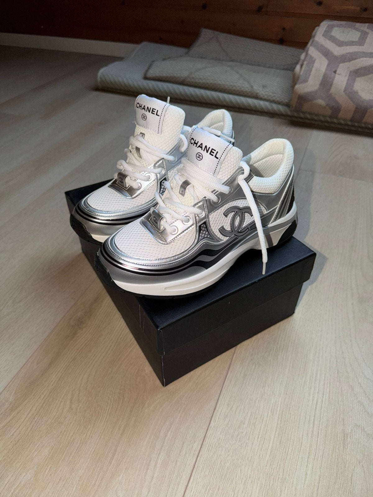 Chanel sneakers maat 38, Kleding | Dames, Schoenen, Nieuw, Ophalen of Verzenden, Sneakers, Grijs