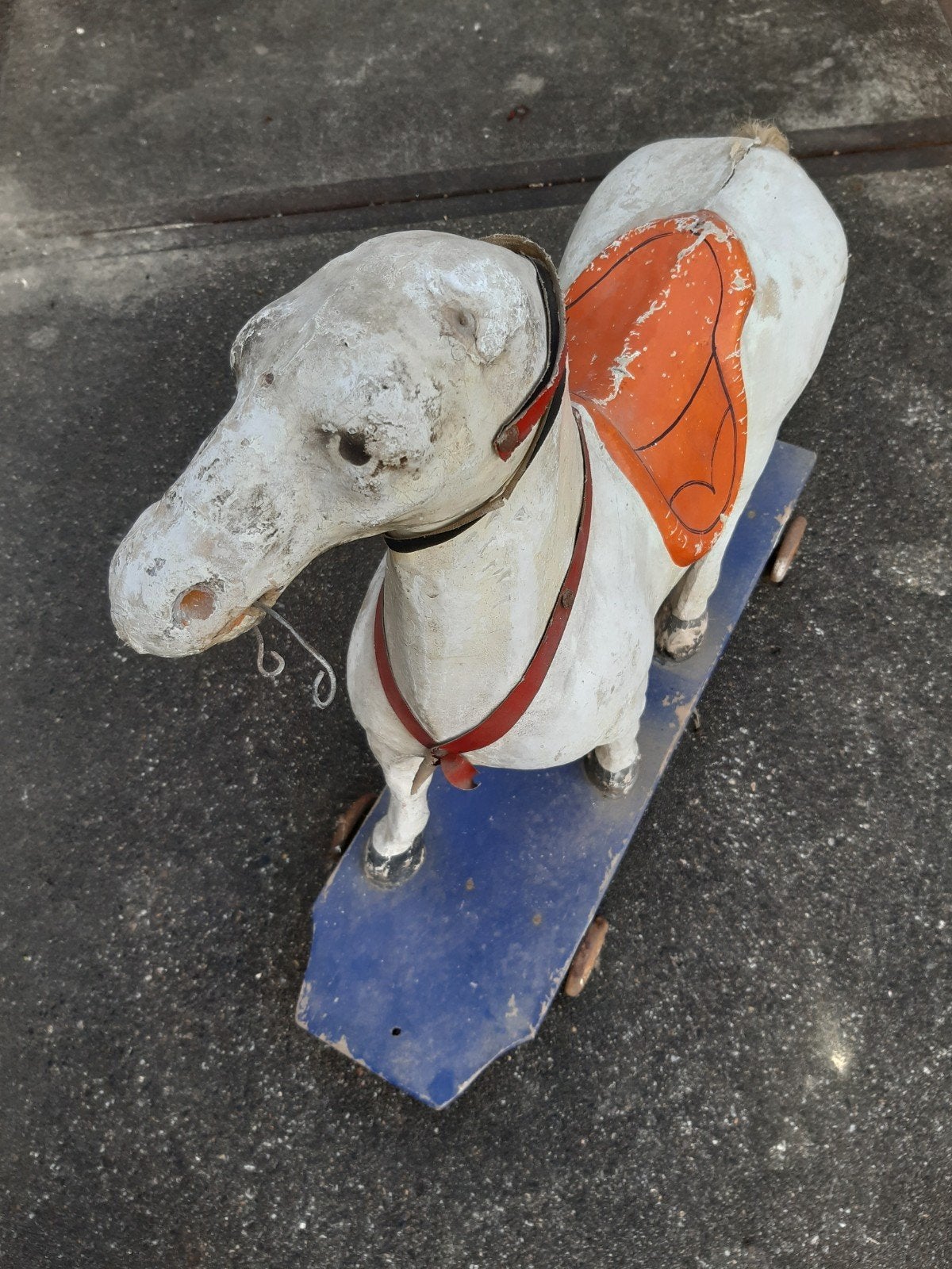 cheval sur un stand à roues, Enlèvement