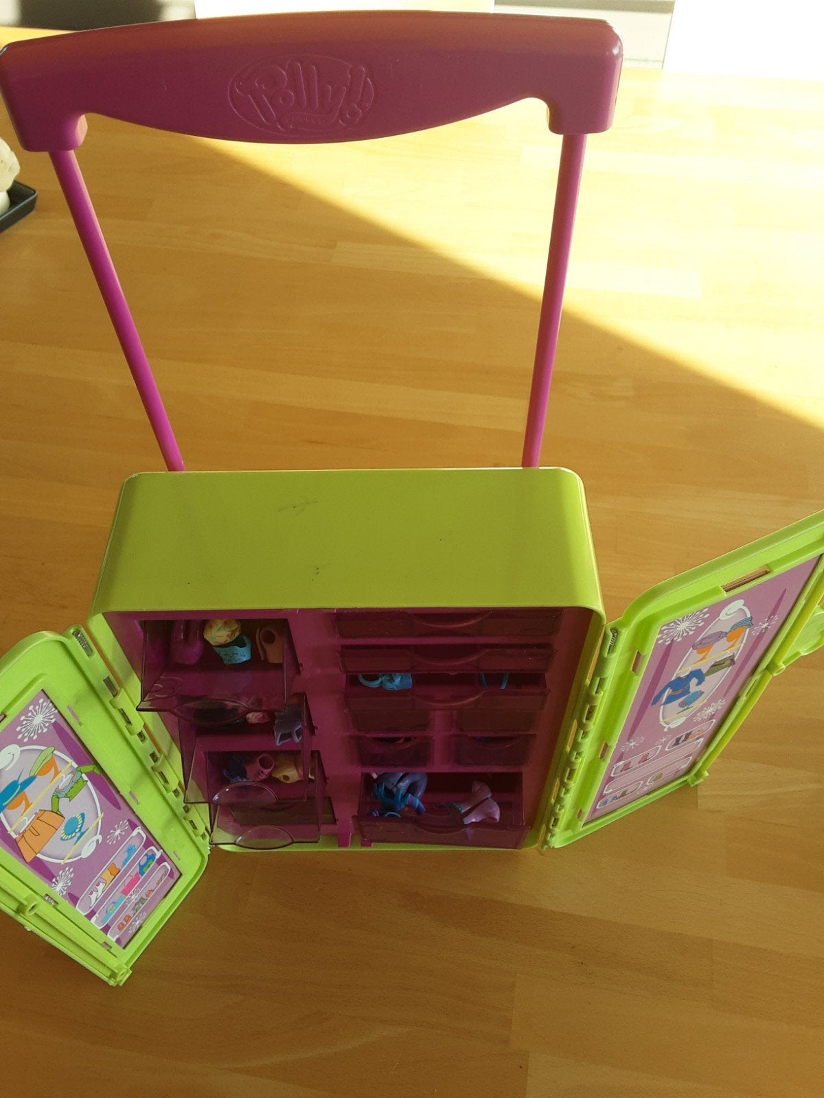 Polly Pocket trolley kleerkast vol met rubberen kleertjes, Ophalen