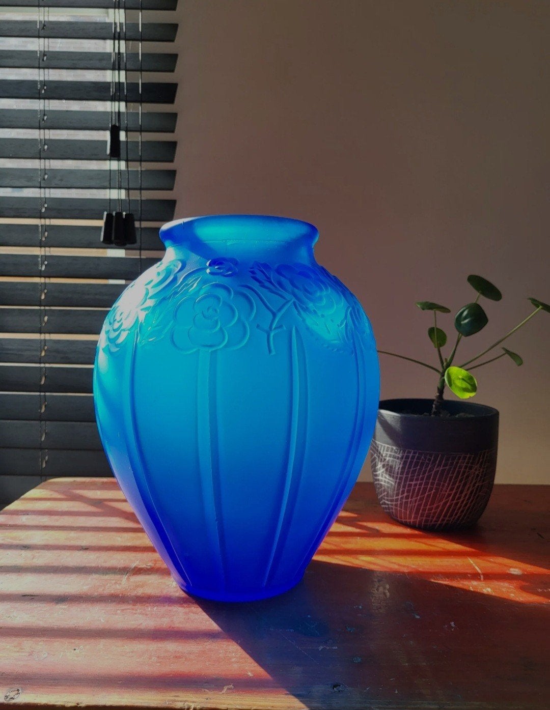 Art deco vaas in frosted blauw persglas met floraal decor, Huis en Inrichting, Woonaccessoires | Vazen, Ophalen of Verzenden, Blauw