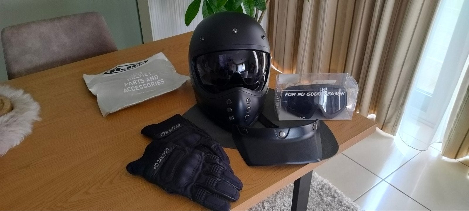 Helm hjvc V60 maat XS . Broek camouflage maat 50. Andere med, Ophalen