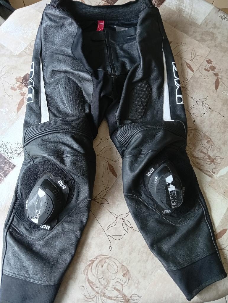 SPORTIEVE LEDER BROEK IXS - KORTE XXL - NIEUWSTAAT, Motoren, Kleding | Motorkleding, Ophalen of Verzenden, Nieuw zonder kaartje
