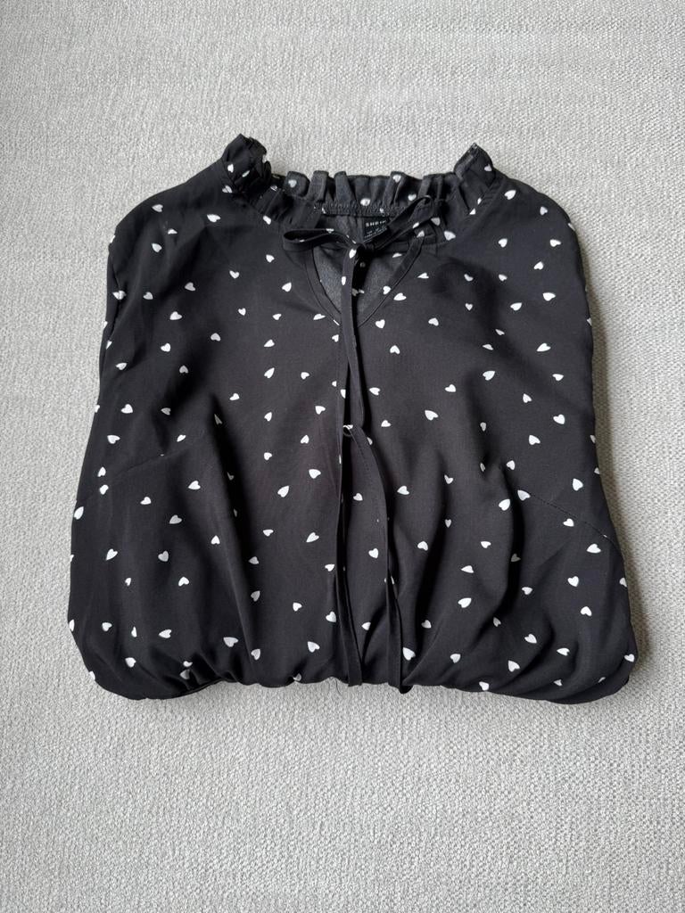 Zwarte body/blouse met hartjesprint – elegante stijl, Kleding | Dames, Blouses en Tunieken, Ophalen of Verzenden, Zo goed als nieuw