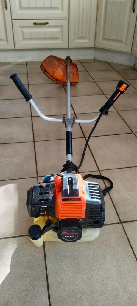 Krachtige bosmaaier met werk aan, Tuin en Terras, Bosmaaiers, Ophalen