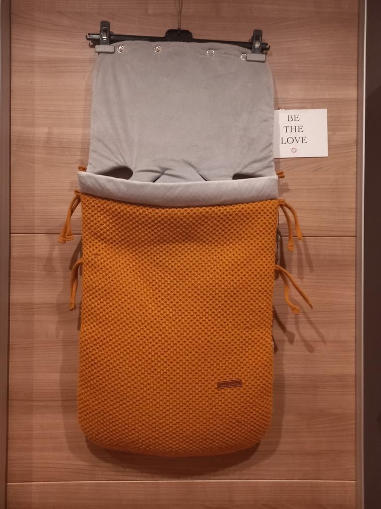 Baby's Only okergele knitted trappelzak, Enfants & Bébés, Couvertures, Sacs de couchage & Produits pour emmailloter, Comme neuf