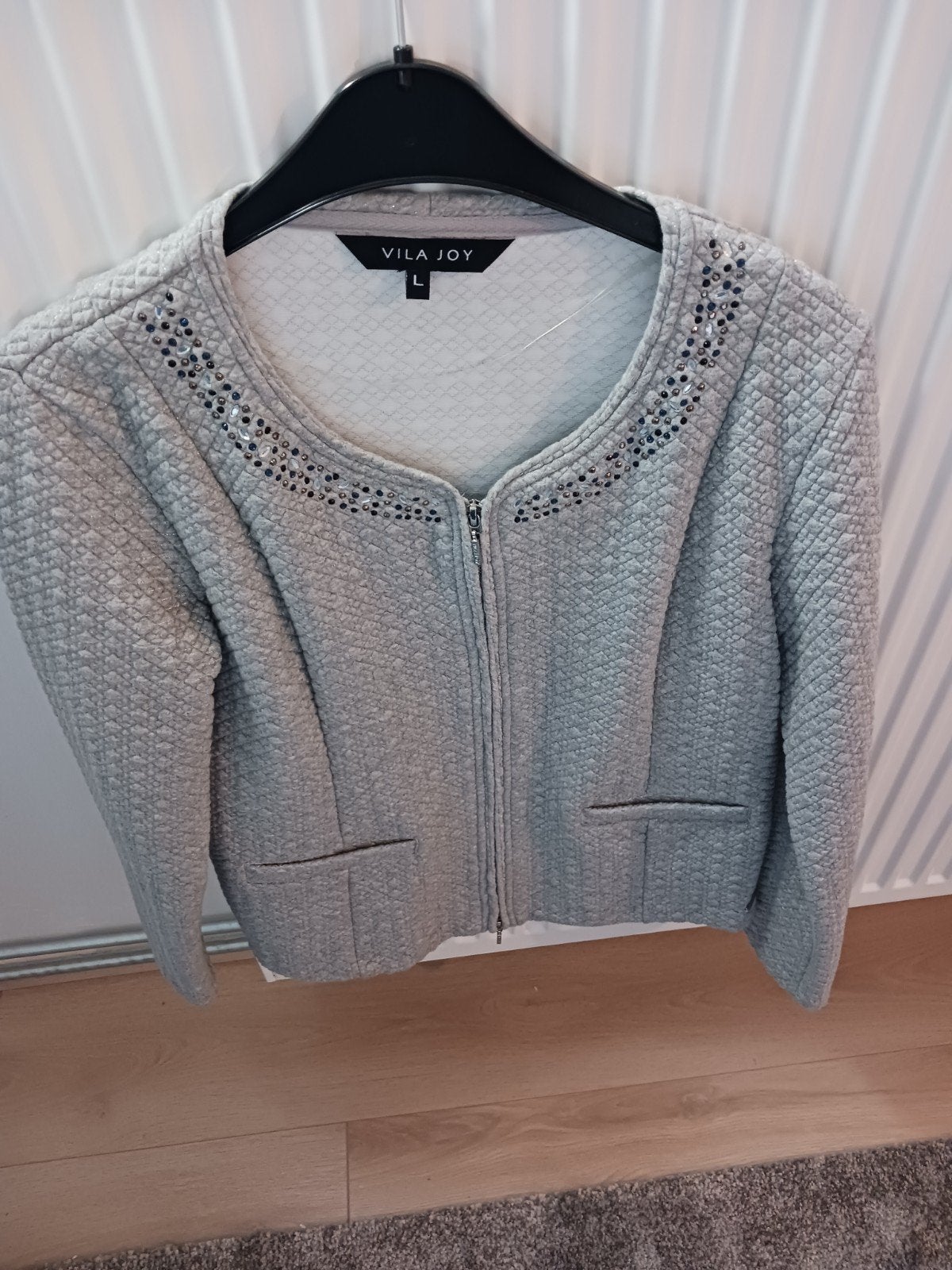 Nieuw grijs jasje merk Vila Joy te koop.M 42, Kleding | Dames, Jasjes, Kostuums en Pakken, Ophalen, Maat 42/44 (L), Nieuw, Vila Joy