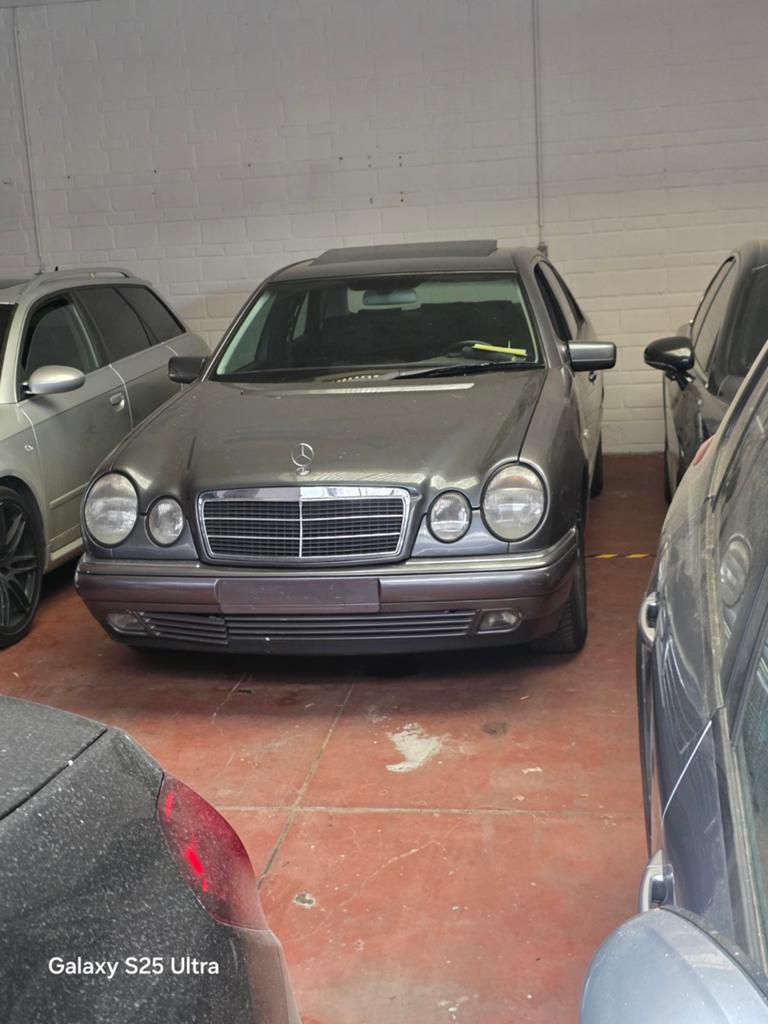 MERCEDES E240 1998 175000km AUTO TOIT OUVRANT, Bedrijf, Te koop, Open dak