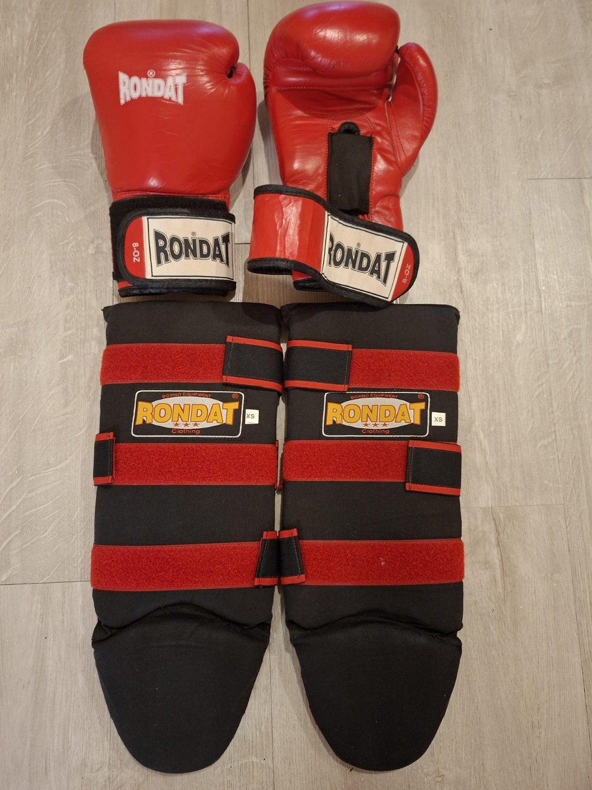 gand de boxe + protège tibias Rondat, Sport en Fitness, Ophalen, Zo goed als nieuw