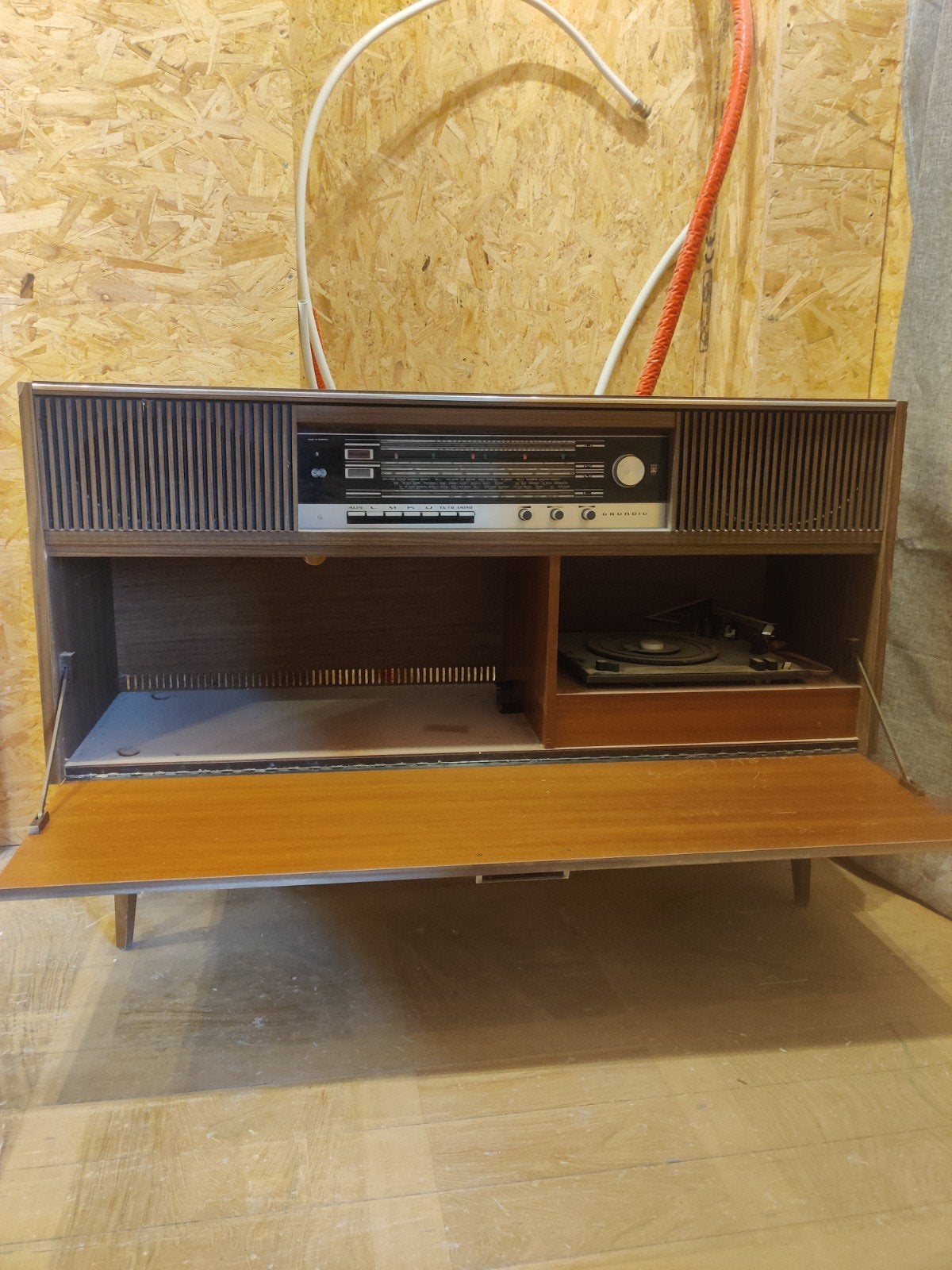 vintage transistor-radio-platenspeler Grundig Mandello 4, Antiek en Kunst, Ophalen