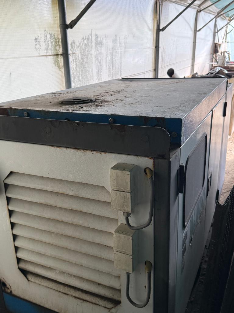 Diesel generator, Ophalen of Verzenden, Gebruikt, 30 kVA of meer, Geluidgedempt