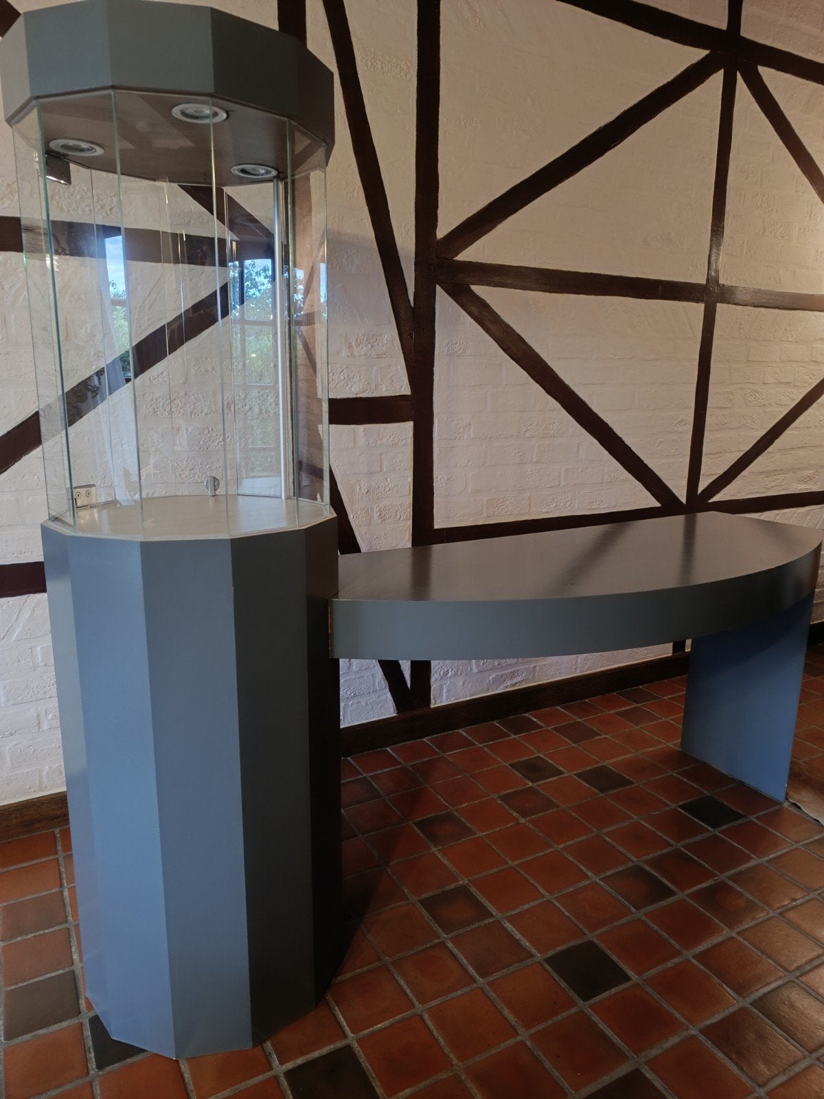 Présentoir banc comptoir incurvé gris laqué avec vitrine, Articles professionnels, Enlèvement ou Envoi