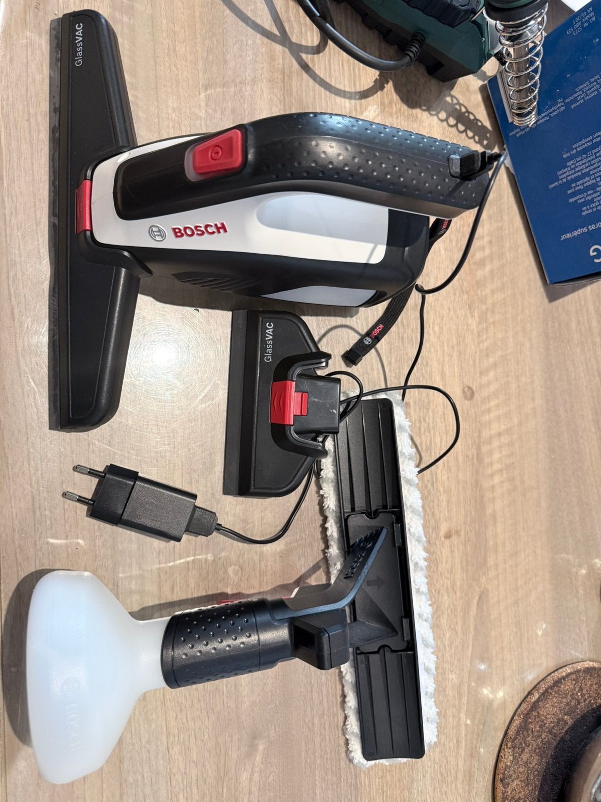 Bosch GlassVac accu ruitenreiniger nog nieuw, Huis en Inrichting, Schoonmaakartikelen, Ophalen, Raamwisser of Trekker